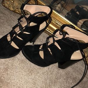 Black wedges